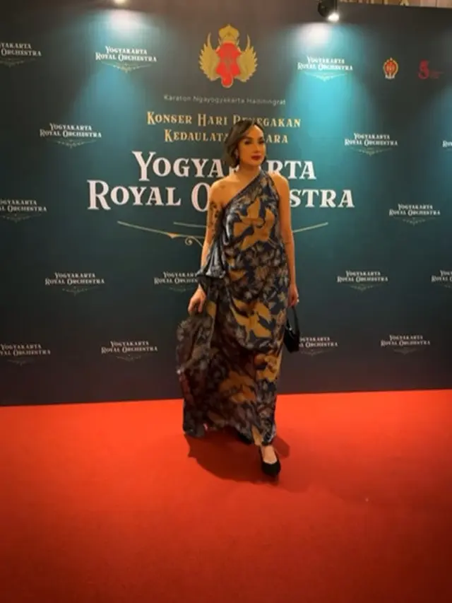 6 Gaya Etnik Modern Sara Wijayanto yang Terlihat Glamor dengan Dress Batik, Cantik Banget Kayak Bangsawan Jawa