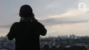 Petugas mengamati posisi hilal menggunakan teleskop di Kantor Wilayah Kementerian Agama Provinsi DKi Jakarta, Jatinegara, Jakarta Timur, Selasa (9/4/2024). (merdeka.com/Imam Buhori)