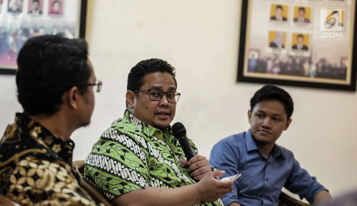 Anggota Badan Pengawas Pemilu (Bawaslu) Rahmat Bagja (tengah) saat menjadi narasumber diskusi di Media Center KPU RI, Jakarta, Rabu (6/3). Diskusi bertemakan 'tantangan mewujudkan pemilu damai'. (Liputan6.com/Faizal Fanani)