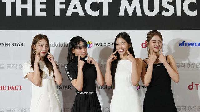Le Sserafim dalam The Fact Music Awards 2022. (AP Photo/Lee Jin-man)