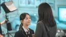 Kim Go Eun dan Nam Ji Hyun juga sangat memperhatikan Park Ji Hu sebagai yang termuda. “Saya sangat senang di lokasi syuting karena mereka selalu membantu dan menjaga saya.” (Foto: tvN via Soompi)