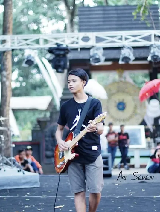 Muhammad Restu Gibran yang kerap disapa Restu ini ternyata bisa memainkan berbagai alat musik lho. Salah satunya adalah gitar. (Liputan6.com/IG/@restuvht)