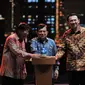 Wapres Jusuf Kalla didampingi Gubernur DKI Jakarta Basuki Thajaja Purnama dan Ketua panitia Jakarta Fair, Murdaya Poo menekan tombol sirene sebagai tanda dibukanya Jakarta Fair 2015 di JIExpo, Jakarta, Jumat (29/5/2015).  (Liputan6.com/Johan Tallo)