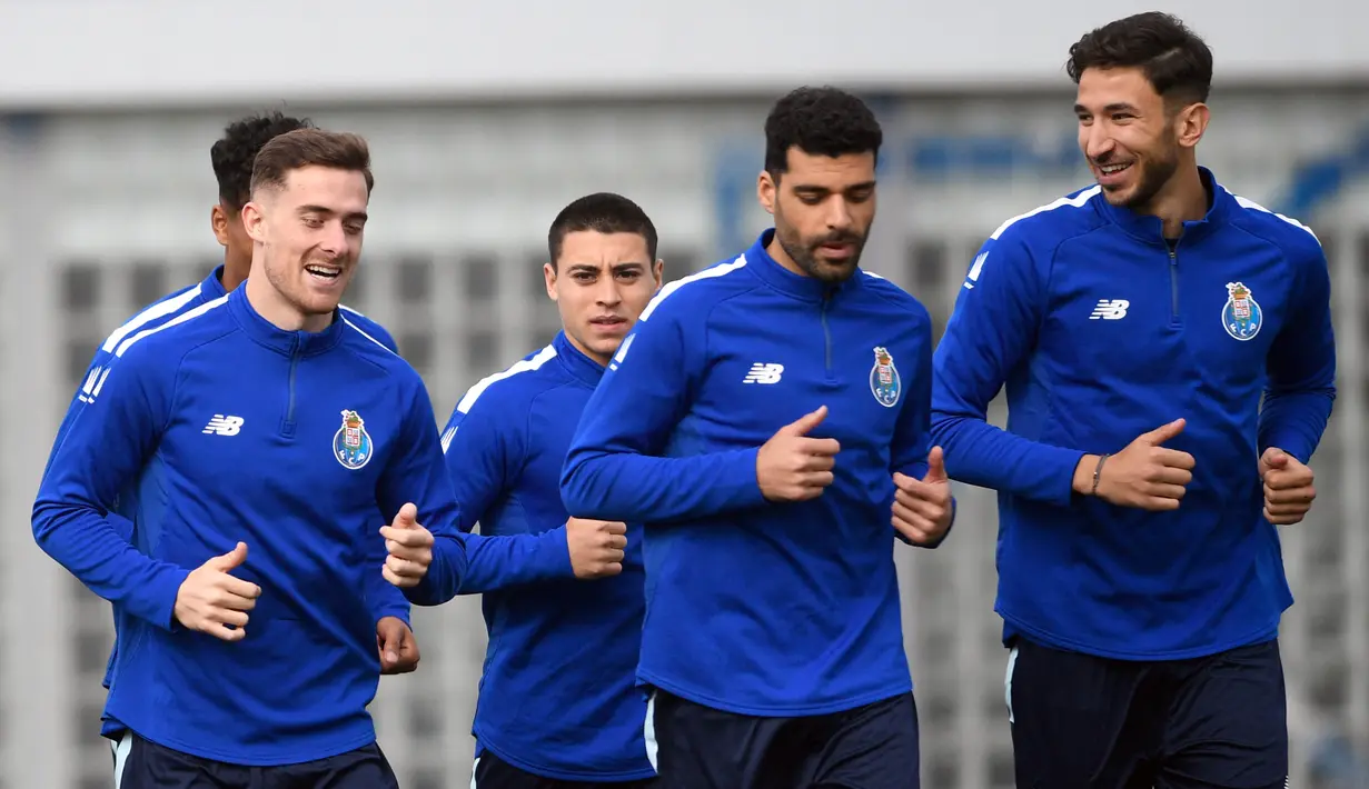 <p>(kiri-kanan) Pemain FC Porto Toni Martinez, Vasco Sousa, Mehdi Taremi, dan Marko Grujic menjalani sesi latihan di tempat latihan Olival, Vila Nova de Gaia, dekat Porto, Portugal, 21 Februari 2023. FC Porto akan menghadapi Inter Milan pada pertandingan sepak bola leg pertama babak 16 besar Liga Champions. (MIGUEL RIOPA/AFP)</p>