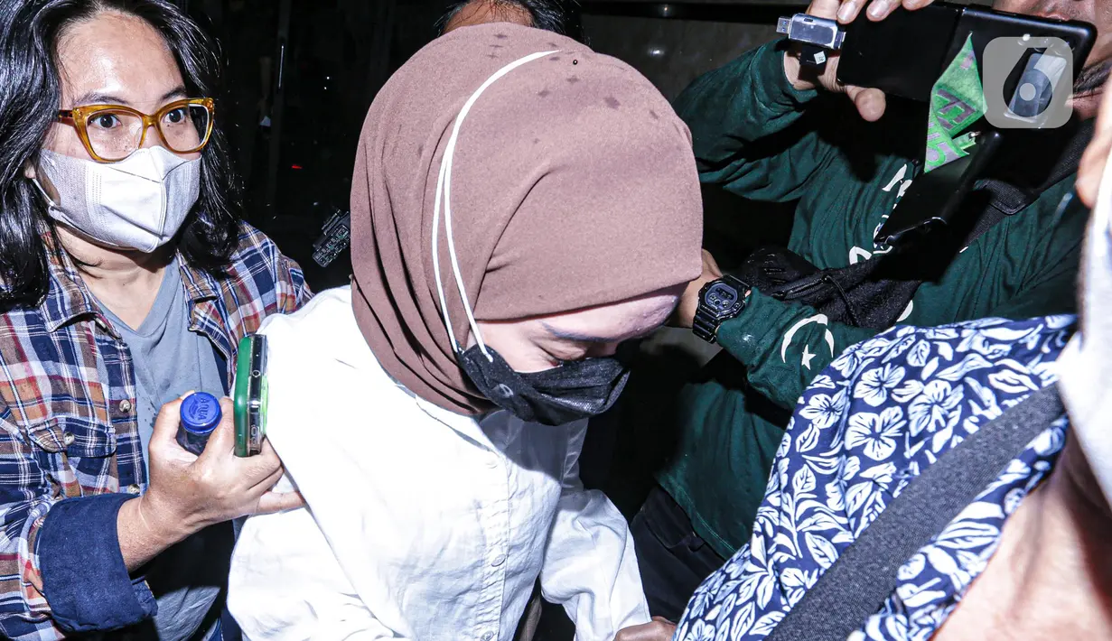 <p>Lesti Kejora dengan penjagaan ketat mendatangi Mapolres Jakarta Selatan, Kamis (13/10/2022). Kedatangan Lesti Kejora cukup mengejutkan karena hanya berselang sesaat pascapenetapan penahanan suaminya, Rizky Billar. (Liputan6.com/Faizal Fanani)</p>