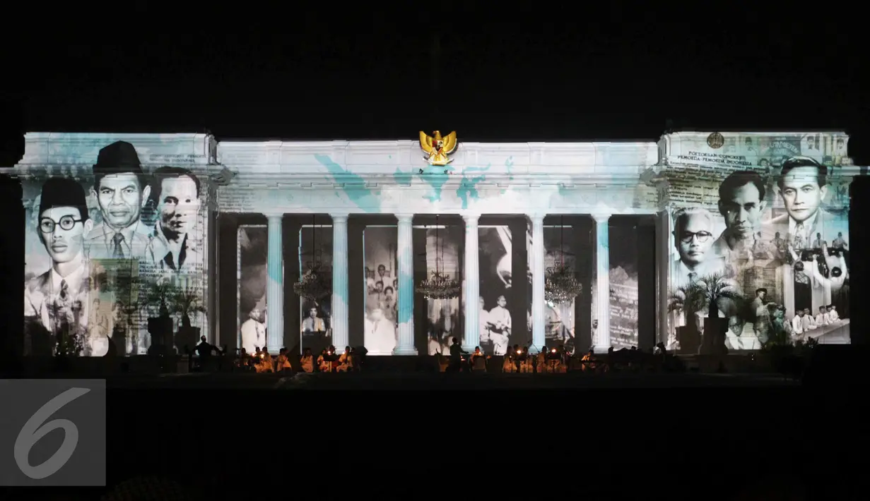 Gambar pahlawan nasional seolah menyatu di Istana Negara saat pagelaran "Nusantara Berdendang", Jakarta, Jumat (28/10). Acara ini menampilkan seni dan budaya nusantara untuk memperingati Hari Sumpah Pemuda ke-88. (Liputan6.com/Faizal Fanani)
