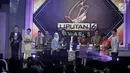 Direktur Utama PT Surya Citra Media Tbk (SCMA) Sutanto Hartono berfoto bersama dengan penerima penghargaan Liputan 6 Award 2017 di SCTV Tower, Jakarta, Sabtu (20/5). Sebanyak enam orang terpilih meraih Liputan 6 Awards 2017. (Liputan6.com/Faizal Fanani)