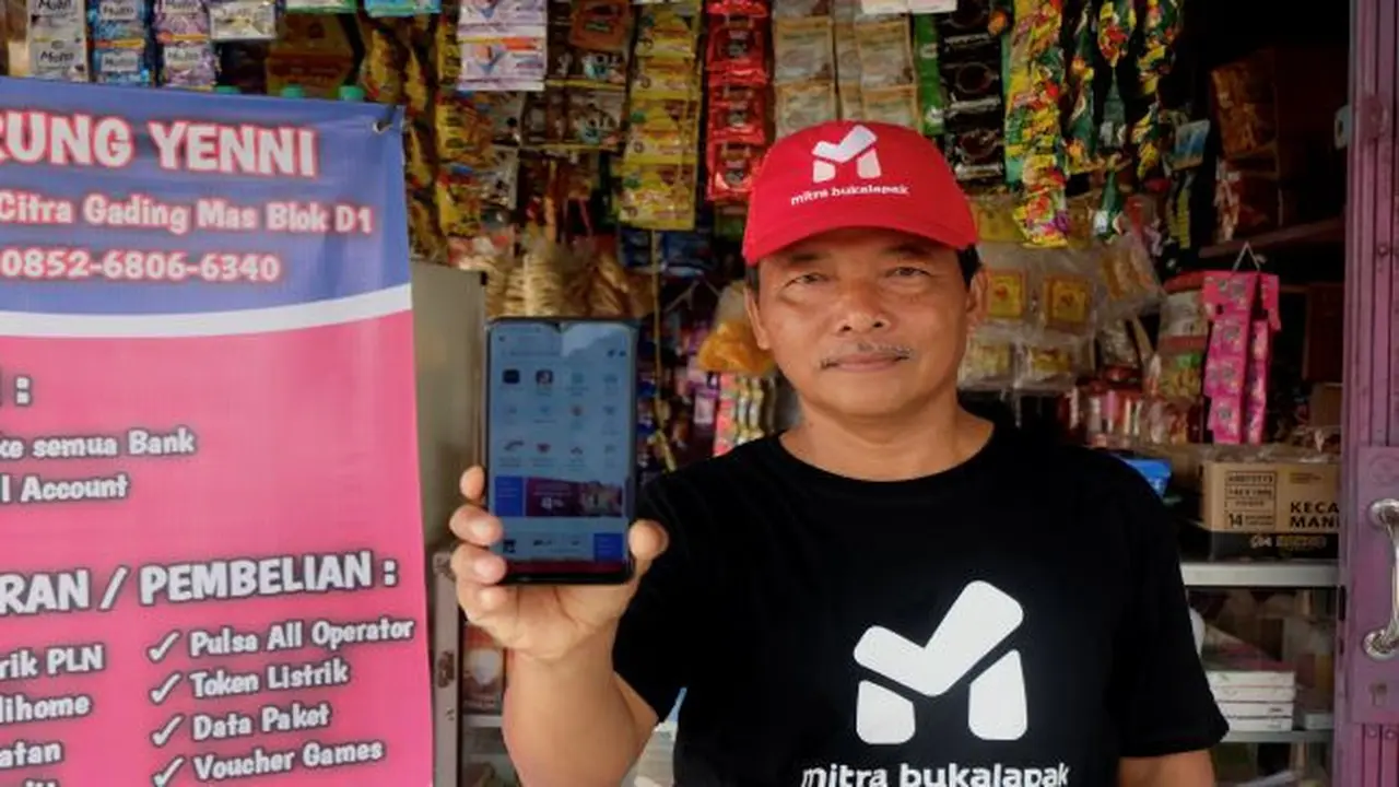 Warung Juragan Tulus menjadi salah satu pionir pusat finansial di daerah sekitarnya. Sejak bergabung dengan Mitra Bukalapak, ia berhasil memperoleh pendapatan 10x lipat lebih tinggi berkat penjualan produk virtual. (Foto: Bukalapak)