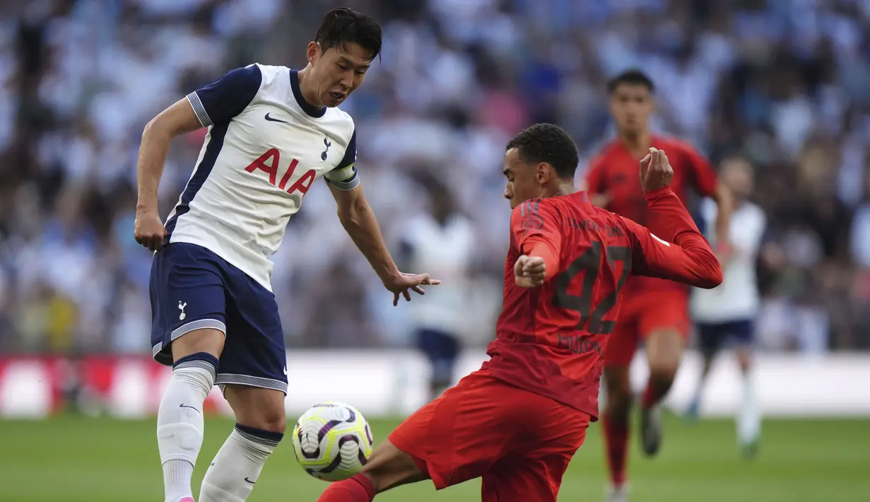 Pemain Tottenham Hotspur, Son Heung-min (kiri) berebut bola dengan pemain Bayern Munchen, Jamal Musiala pada laga persahabatan yang berlangsung di Tottenham Hotspur Stadium, London, Inggris, Minggu (11/08/2024) dini hari WIB. (AP Photo/PA/Bradley Collyer)