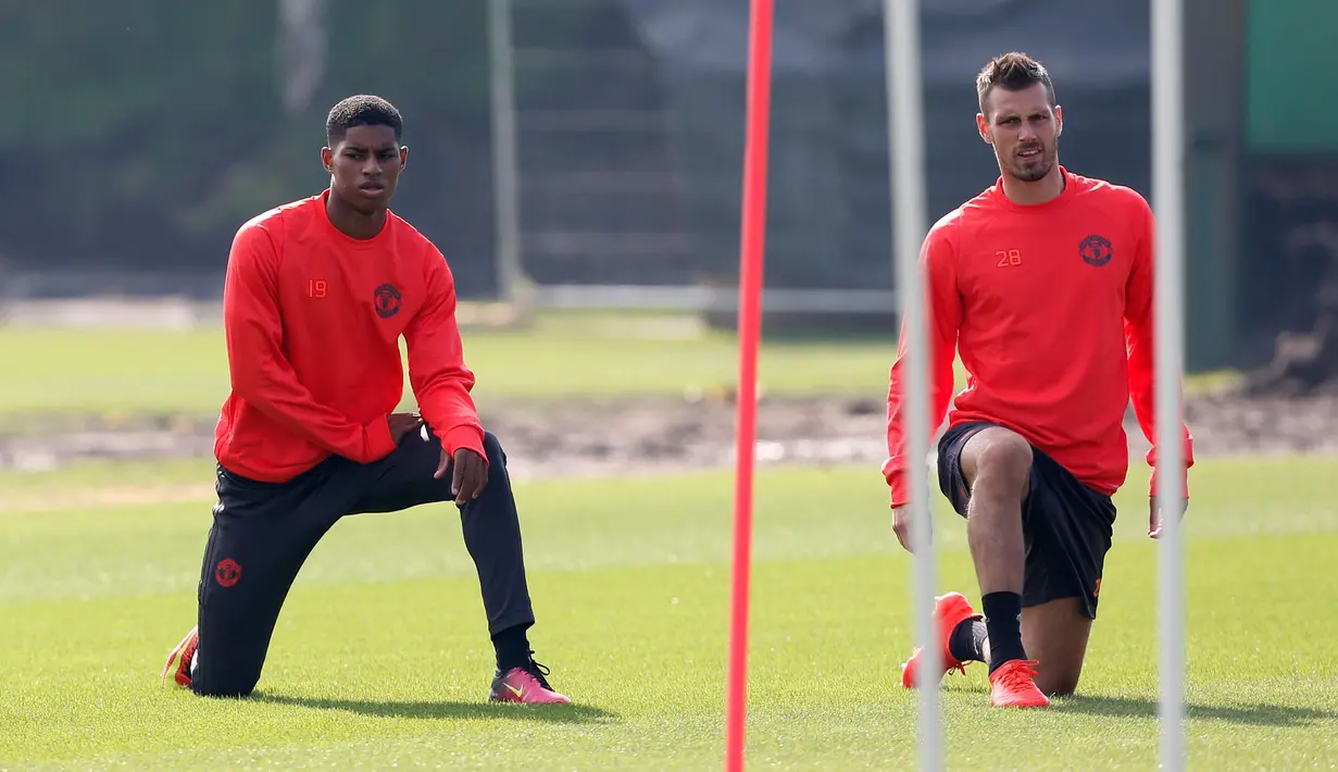 Penyerang MU, Marcus Rashford dan bek Morgan Schneiderlin saat mengikuti latihan di Manchester United Training Ground, Inggris, (14/9). MU akan bertanding pada laga perdana di Liga Europa melawan tim asal Belanda Feyenoord. (Reuters/Ed Sykes)