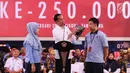 Presiden Jokowi berdialog dengan karyawan Mayora pada acara Pelepasan Kontainer Ekspor Mayora di pabrik Mayora di Cikupa Tangerang, Senin (18/2). Jokowi secara resmi melepas kontainer ekspor ke 250.000 ke Filipina. (Liputan6.com/Fery Pradolo)