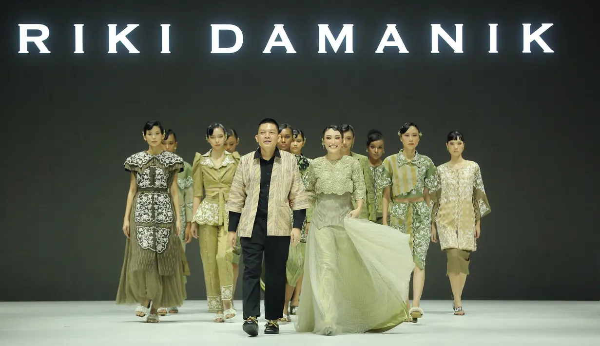 Presenter kondang itu tampil sebagai model membawakan koleksi “Uli”  karya Riki Damanik. 
Pada pagelaran “Medan The Journey of Enchanting Wastra” persembahan Dekranasda Kota Medan tersebut, Riki Damanik menampilkan wastra asal Medan, Sumatera utara, yaitu Ulos dengan kombinasi motif bordiran kenanga. [Fimela/Bambang E. Ros]