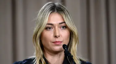 Petenis Rusia, Maria Sharapova mengungkapkan dirinya gagal tes doping di ajang Australia Terbuka lantaran mengkonsumsi meldonium saat konferensi pers di Los Angeles, Senin (7/3) siang watu setempat. (Kevork Djansezian/Getty Images/AFP)