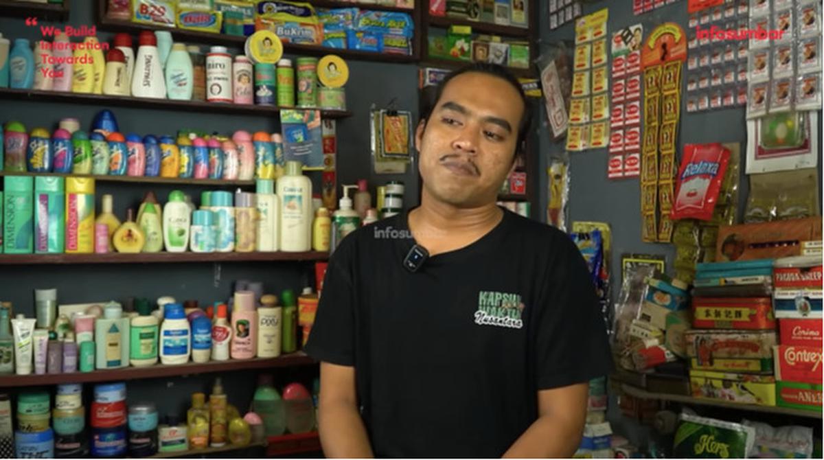 pria koleksi barang jadul