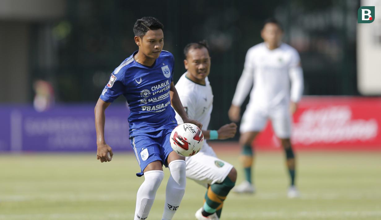 Gelandang PSIS Semarang, Fandi Eko Utomo menguasai bola dibayangi gelandang Persikabo 1973, Wawan Febriyanto dalam laga matchday ke-2 Grup A Piala Menpora 2021 di Stadion Manahan, Solo, Kamis (25/3/2021). (Bola.com/Arief Bagus)