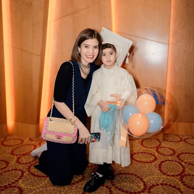 Potret Zenecka Anak Ganteng Carissa Puteri Lulus Preschool, Menggemaskan Kenakan Toga Putih