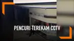 Polisi merilis video keamanan yang merekam aksi pencurian di sejumlah toko di Strathpine. Pelaku menggunakan masker Donald Trump dalam beraksi.