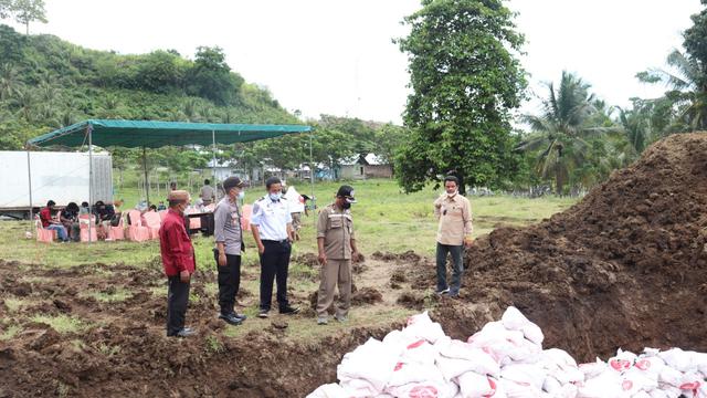 Balai Karantina Pertanian Gorontalo musnahkan ribuan kilogram daging ayam di Gorontalo Utara (Arfandi Ibrahim/Liputan6.com)