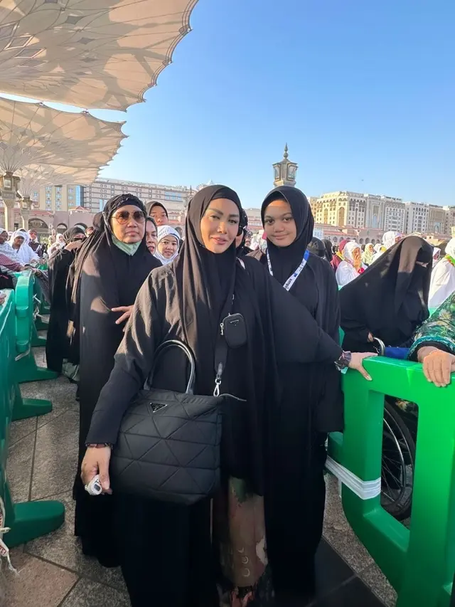 Amora Lemos Pakai Hijab