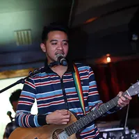 Roby Satria. Gitaris grup band Geisha ini ditangkap pada 20 November 2015 oleh tim buser Polsek Kuta Utara, Bali karena membawa narkoba jenis ganja. Ia pun diputuskan untuk menjalani rehabilitasi. (Wimbarsana/Bintang.com)