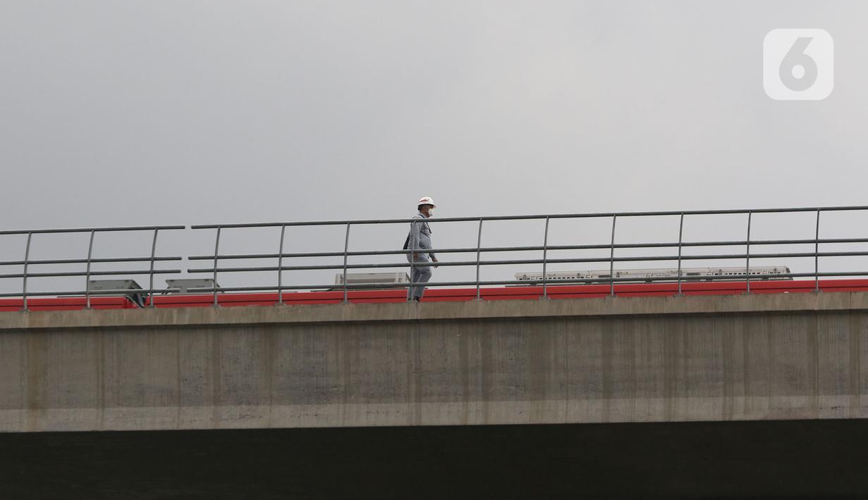 Petugas mengecek kereta ringan lintas rel terpadu (LRT) Jabodebek yang mengalami kecelakaan di jalur lintas LRT Cibubur, Jakarta Timur, Senin (25/10/2021). Belum diketahui penyebab kecelakaan dan soal ada atau tidaknya korban. (Liputan6.com/Herman Zakharia)