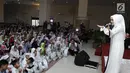 Syahrini berdoa di acara Tanda Cinta bersama Princes Syahrini Ramadhan 1438 H berbagi untuk sesama 2017 di  Masjid Az-Zikra, Sentul, Bogor, Minggu (18/6). Syahrini berbagi rezeki dengan 2500 anak yatim dan kaum dhuafa. (Liputan6.com/Herman Zakharia)