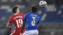 Bek Italia, Emerson Palmieri berebut bola  dengan gelandang Polandia, Sebastian Szymanski pada pertandingan UEFA Nations League di Stadion Mapei, di Reggio Emilia, Italia, Minggu (15/11/2020). Italia menang atas Polandia 2-0. (Fabio Ferrari/LaPresse via AP)