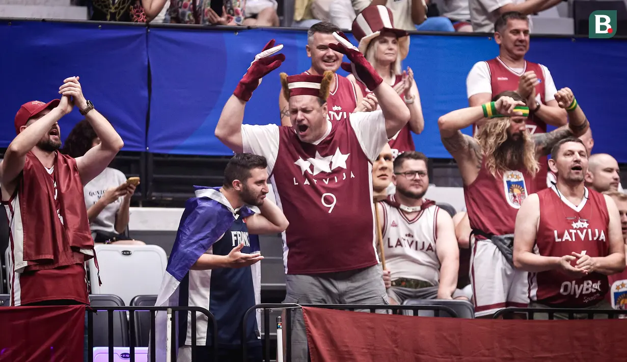 Suporter Latvia memberikan intimidasi terhadap suporter Prancis sebelum laga kedua Grup H Piala Dunia FIBA 2023 di Indonesia Arena, Senayan, Jakarta, Minggu (27/08/2023). (Bola.com/Bagaskara Lazuardi)