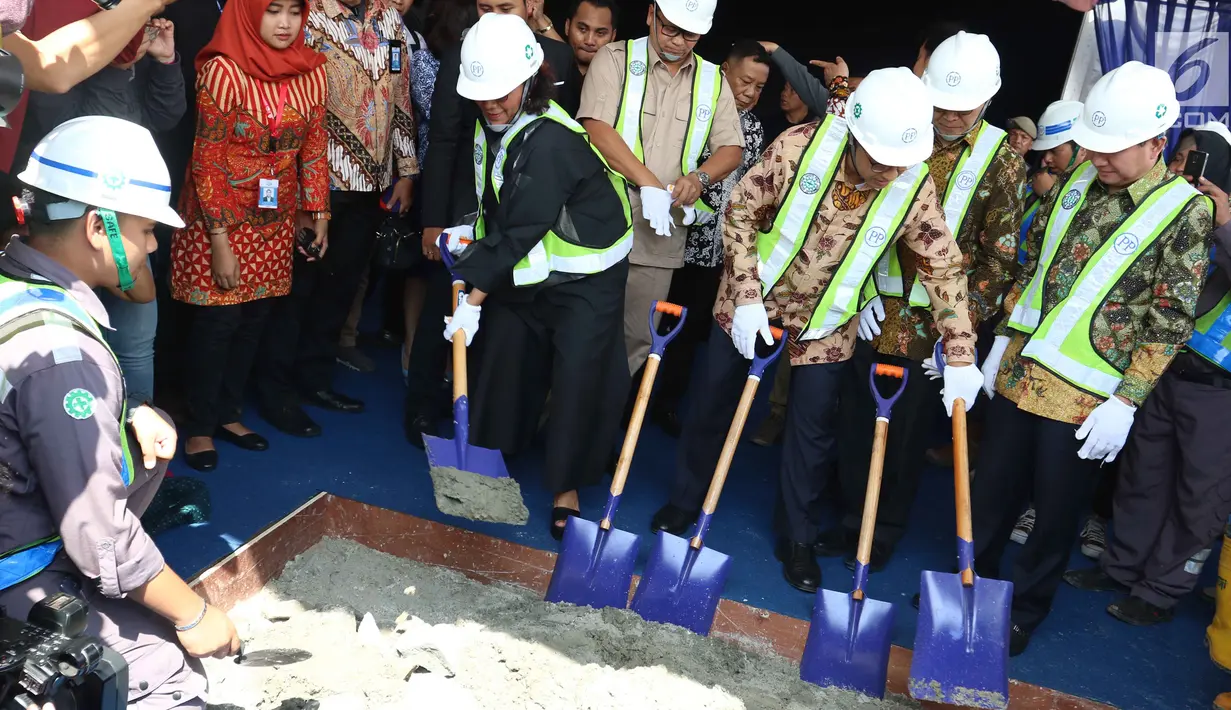 Menteri Susi Pudjiastuti secara simbolis mengaduk semen saat peletakan batu pertama (groundbreaking) Pasar Ikan Modern (PIM) Muara Baru, Jakarta, Kamis (8/2). Kehadiran PIM diharap bisa meningkatkan minat masyarakat ke pasar. (Liputan6.com.Angga Yuniar)