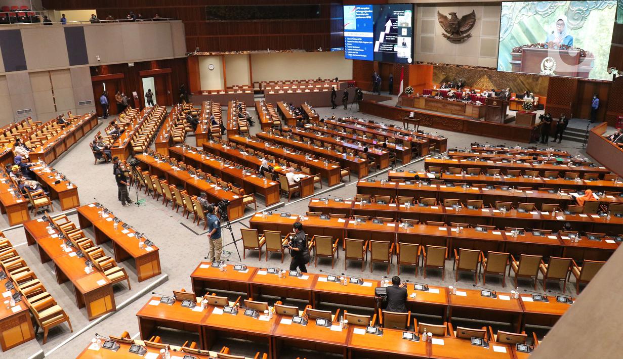 Suasana Rapat Paripurna DPR ke-25 Masa Persidangan V Tahun 2021-2022 di Kompleks Parlemen, Jakarta, Selasa (14/6/2022). BPK menyematkan opini wajar tanpa pengecualian (WTP) terhadap laporan keuangan pemerintah tahun 2021 yang terdiri dari laporan keuangan pemerintah pusat (LKPP), laporan keuangan kementerian negara/lembaga (LKKL), dan laporan keuangan bendahara umum negara (LKBUN). (Liputan6.com/Angga Yuniar)