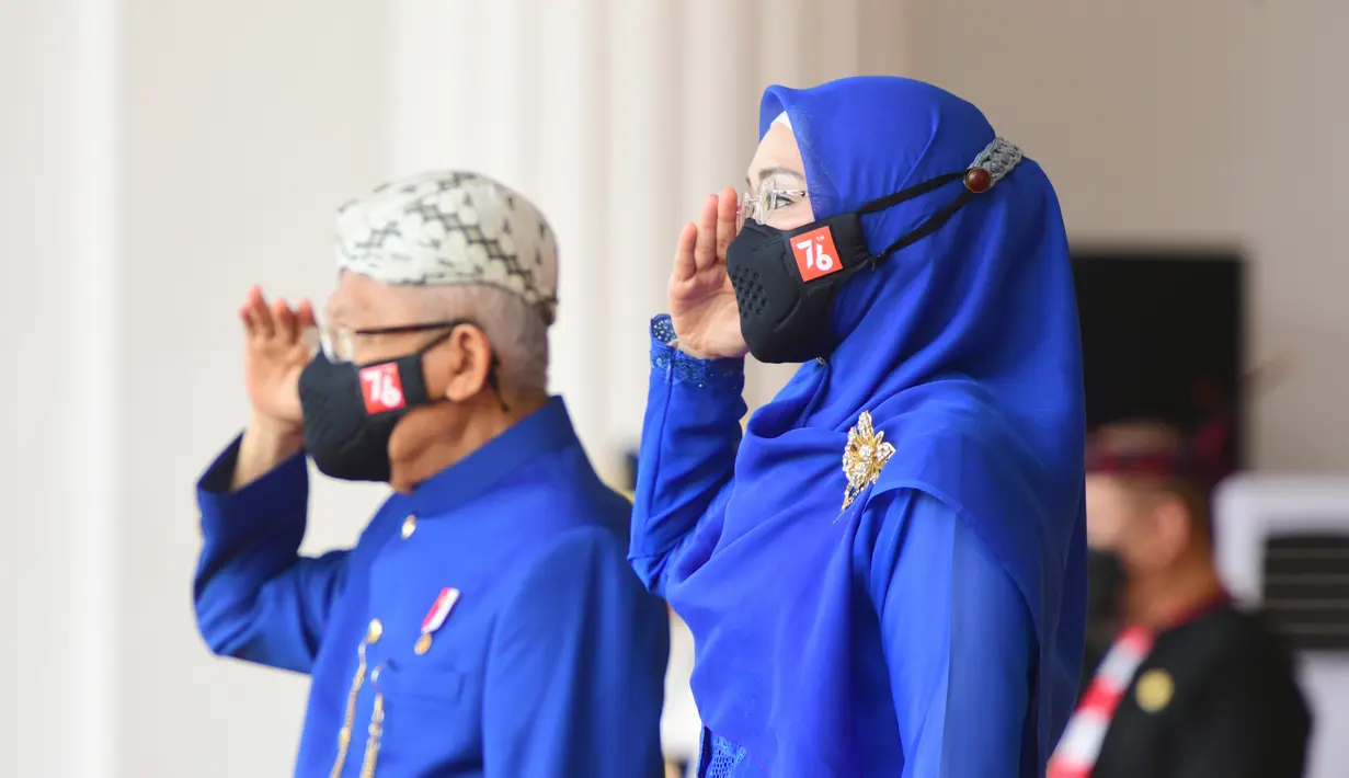 Wapres  Ma'ruf Amin dan istrinya, Wury Ma'ruf memberi hormat saat upacara peringatan HUT ke-76 RI di Istana Merdeka, Selasa (17/8/2021). Sama dengan tahun lalu, upacara pada tahun ini dilakukan secara terbatas dan dengan protokol kesehatan yang ketat. (Foto:Muchlis Jr-Biro Pres Sekretariat Presiden)