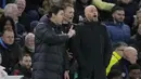 Pelatih Chelsea, Mauricio Pochettino, bersitegang dengan pelatih Manchester United, Erik ten Hag, pada laga pekan ke-31 Liga Inggris di Stadion Stamford Bridge, Jumat (5/4/2024). (AP Photo/Kin Cheung)