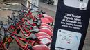 Deretan sepeda sewa yang terbengkalai terparkir di Pasar Baru, Jakarta, Rabu (30/11/2022). Dinas Perhubungan DKI Jakarta akan menarik 218 unit sepeda sewa di 67 titik tambat di Ibu Kota secara bertahap karena kesulitan pendanaan dari operator. (Liputan6.com/Faizal Fanani)