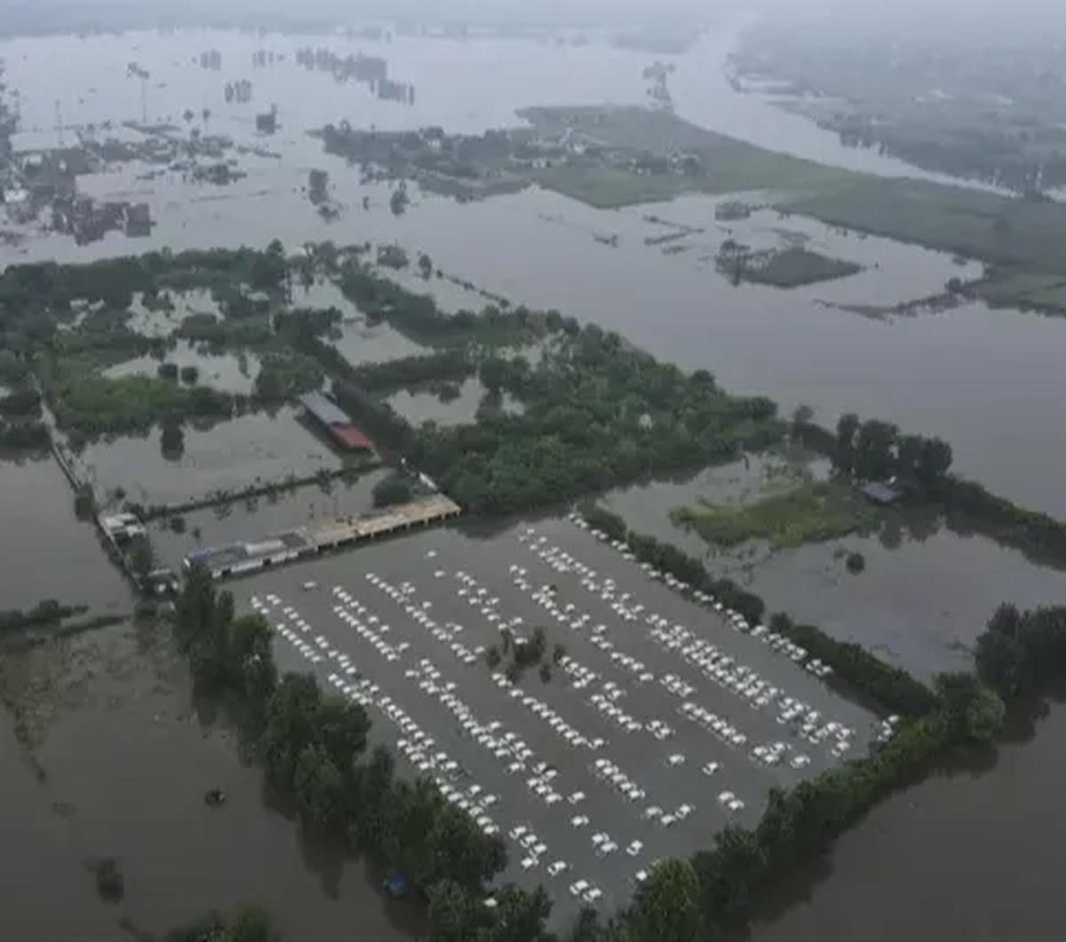 "Hujan lebat telah merusak panen di India dan harga beras naik lebih dari 11 persen selama 12 bulan terakhir," tulis BBC dikutip di Jakarta, Kamis (27/7).