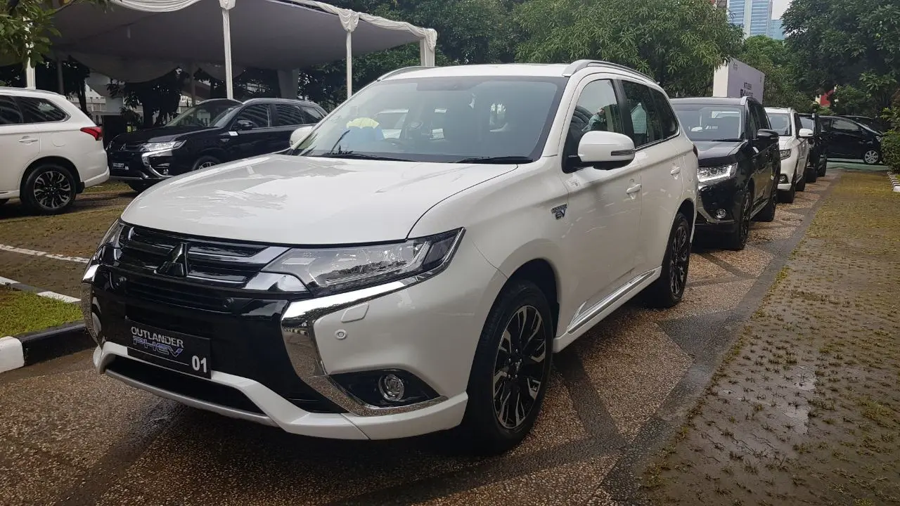 Mitsubishi Serahkan 10 Mobil Listrik Kepada