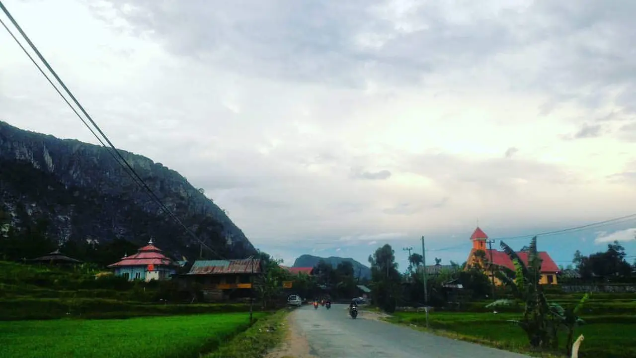 Masjid dan gereja berdampingan di Toraja (Fauzan/Lipiutan6.com)