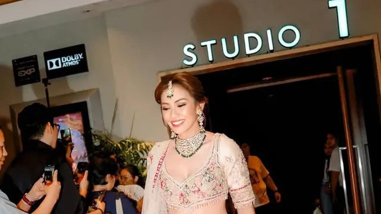 6 Pesona Masayu Anastasia Dibalut Lehenga Busana Khas Perempuan India saat Premier Film Terbarunya
