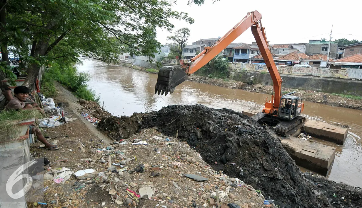 Alat berat mengeruk sampah dan lumpur dari dasar kali Ciliwung, Jakarta, Selasa (12/7). Cegah pendangkalan, Dinas Tata Air DKI Jakarta keruk kali Ciliwung. (Liputan6.com/Yoppy Renato)