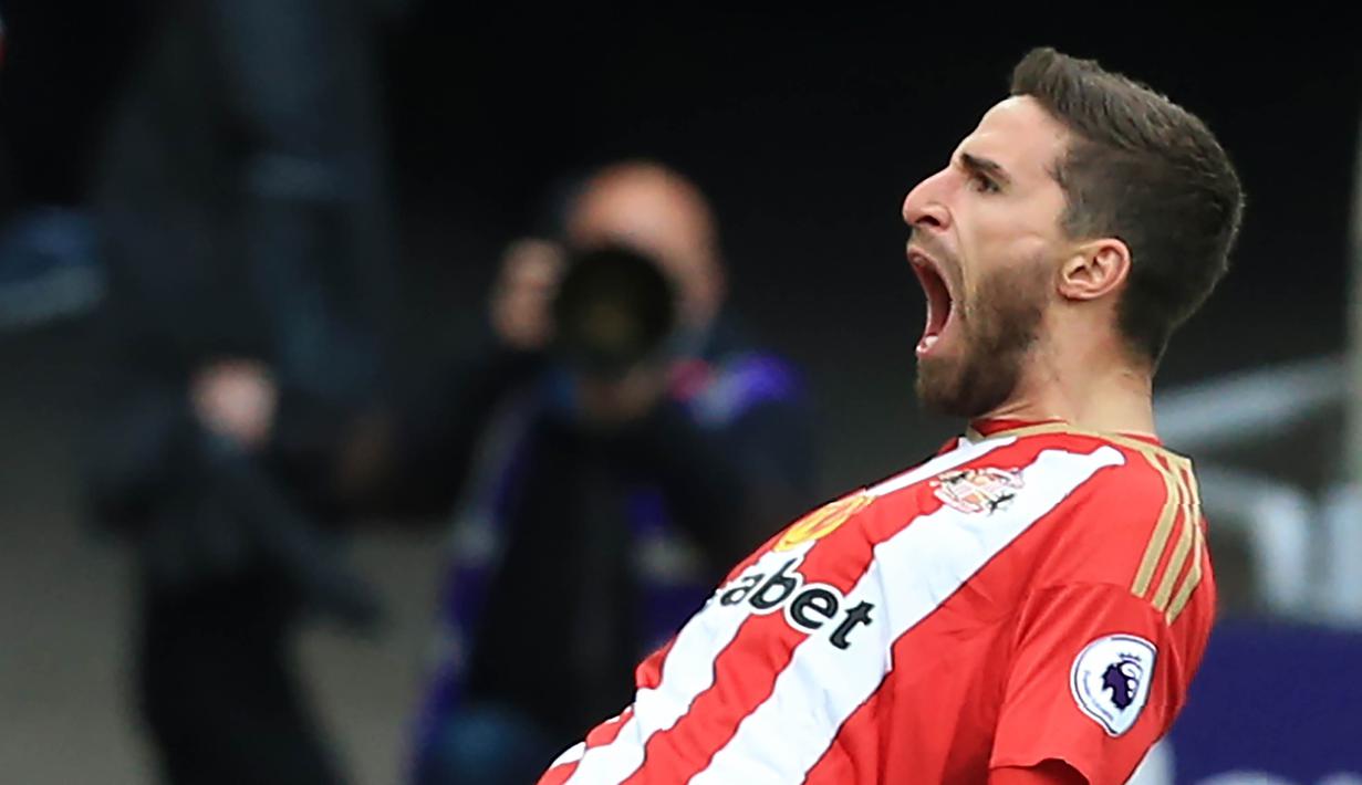 1. Fabio Borini (AC Milan) - Keputusan AC Milan merekrut Borini dirasa mengejutkan sebagian pihak. Pasalnya striker berdarah Italia ini tidak memiliki catatan istimewa saat membela Sunderland. (AFP/ Lindsey Parnaby)