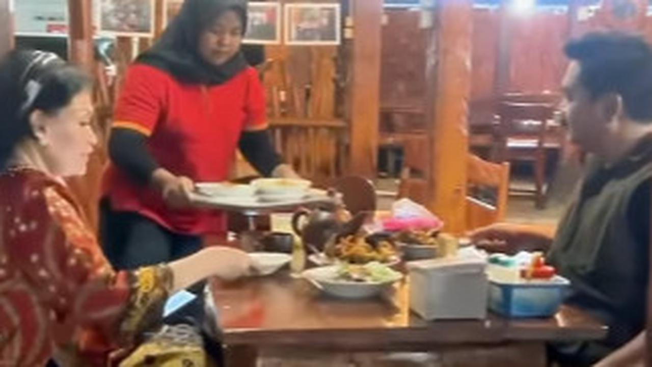 Bikin Ngiler Kulineran Mantan Panglima TNI Santap Mie Jowo Plus Balungan Ayam "Wuenakk"