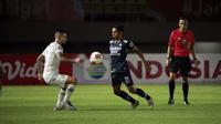 Pemain Persib Bandung, Frets Butuan (tengah) mengontrol bola dibayangi pemain PS Sleman, Aaron Michael Evans dalam laga leg kedua semifinal Piala Menpora 2021 di Stadion Manahan, Solo, Senin (19/4/2021). (Bola.com/Ikhwan Yanuar)