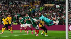 Kiper Ekuador Hernan Galindez, mengamati tendangan Gilberto Mora dari Meksiko yang meleset ke gawang selama pertandingan sepak bola babak 32 besar Piala Dunia di Mexico City, Selasa, (30/06/2026).  (AP Photo/Dolores Ochoa)