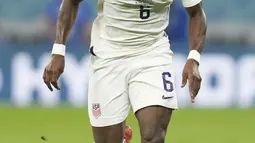 Gelandang Amerika Serikat, Yunus Musah membawa bola saat bertanding melawan Wales pada pertandingan grup B Piala Dunia 2022 Qatar di Stadion Ahmad Bin Ali di Doha, Qatar, Selasa (22/11/2022). Amerika Serikat bermain imbang dengan Wales dengan skor 1-1. (AP Photo/Darko Vojinovic)