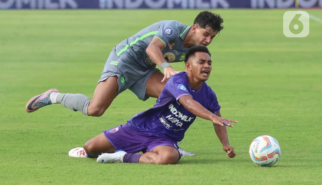 Pemain Persebaya Surabaya, Bruno Moreira (kiri) berebut bola dengan pemain Persita Tangerang, Ambrizal Umanailo pada lanjutan BRI Liga 1 di Stadion Indomilk Arena, Jumat (23/2/2024). (Bola.com/M Iqbal Ichsan)