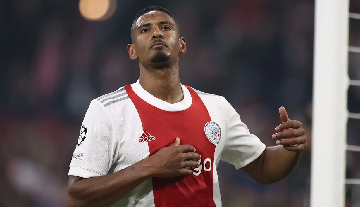 Sebastien Haller menjelma menjadi penyerang menakutkan bersama Ajax Amsterdam, baik di Liga Belanda maupun Liga Champions. Ia diprediksi akan menjadi ancaman serius di Piala Afrika 2021 bersama Pantai Gading. (AFP/Kenzo Tribouillard)
