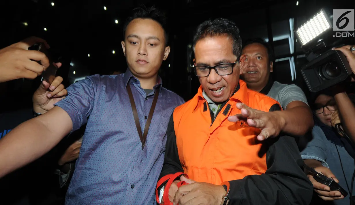 Bupati Mesuji, Khamami kenakan rompi tahanan dikawal petugas usai menjalani pemeriksaan 1x24 jam di gedung KPK, Jakarta, Jumat (25/1). Khamami ditahan 20 hari kedepan untuk memudahkan pemeriksaan. (merdeka.com/Dwi Narwoko)