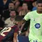 Penyerang Barcelona asal Inggris #14, Marcus Rashford, berebut bola dengan bek Levante asal Jerman #22, Jeremy Toljan, dalam pertandingan Liga Spanyol antara Levante UD dan FC Barcelona di Stadion Ciutat de Valencia di Valencia, Minggu (24-8-2025) dini hari WIB. (Jose JORDAN/AFP)