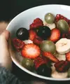 Camilan sore dari buah dan sayuran segar bisa menjadi cara sederhana untuk menambah asupan serat sekaligus membantu menjaga kesehatan pencernaan. [Dok/Pexels.com/Lisa from Pexels].