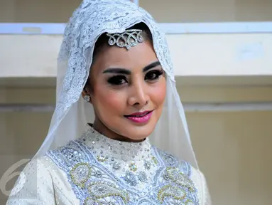 Cici Paramida saat pembuatan video klip “Selawatan”, Jakarta, Senin, (15/6/2015).  Cici terlihat mempesona dengan balutan busana bernuansa putih. (Liputan6.com/Faisal R Syam)