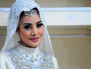 Cici Paramida saat pembuatan video klip “Selawatan”, Jakarta, Senin, (15/6/2015).  Cici terlihat mempesona dengan balutan busana bernuansa putih. (Liputan6.com/Faisal R Syam)